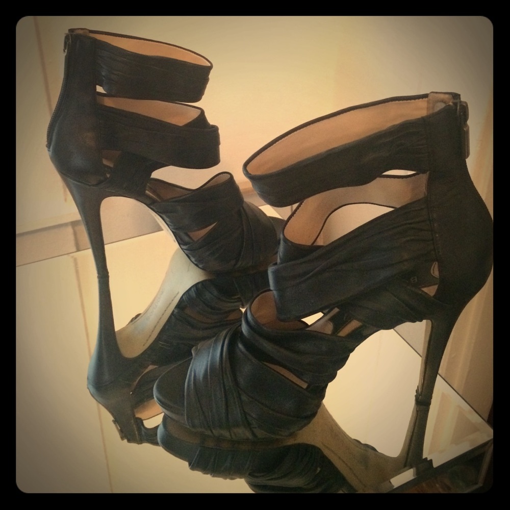 Stunningly, sexy, strapy 5 inch heels 👠