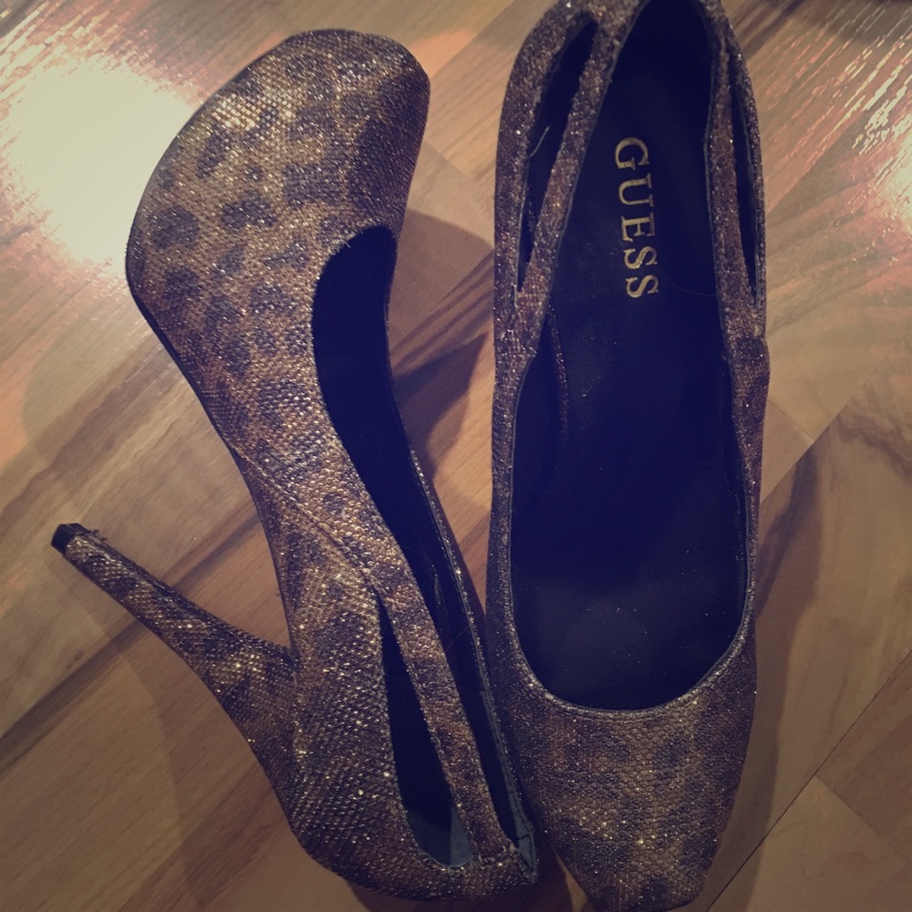Gorgeous pair of brand new sparkly Guess pumps!