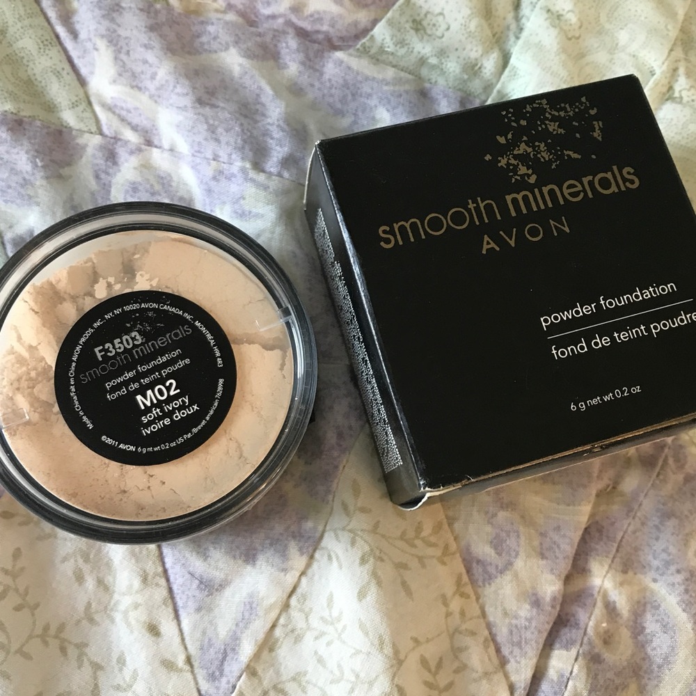 Avon Smooth Minerals Powder Foundation(Soft Ivory)