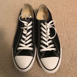 Men's Black Low Top Converse Shoe. Size 9.