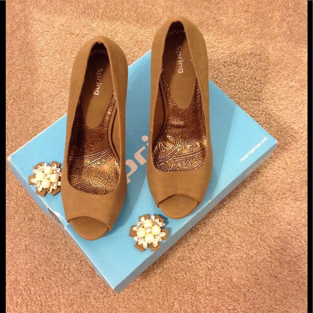 Suede peep toe with design clips