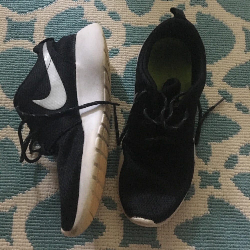 Nike Black Roshes