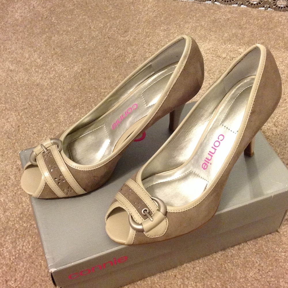 Two tone taupe peep toe