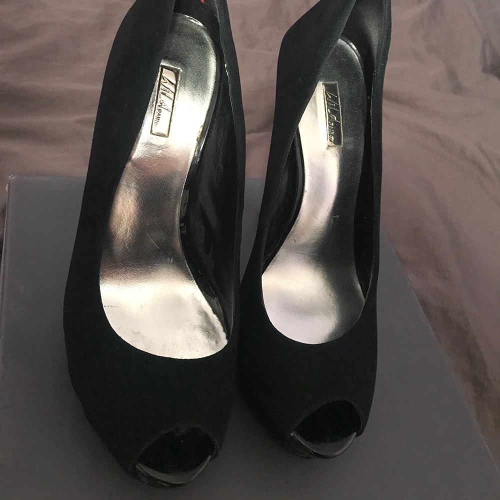 WILD PAIR BLACK PEEP TOE HEELS 8.5