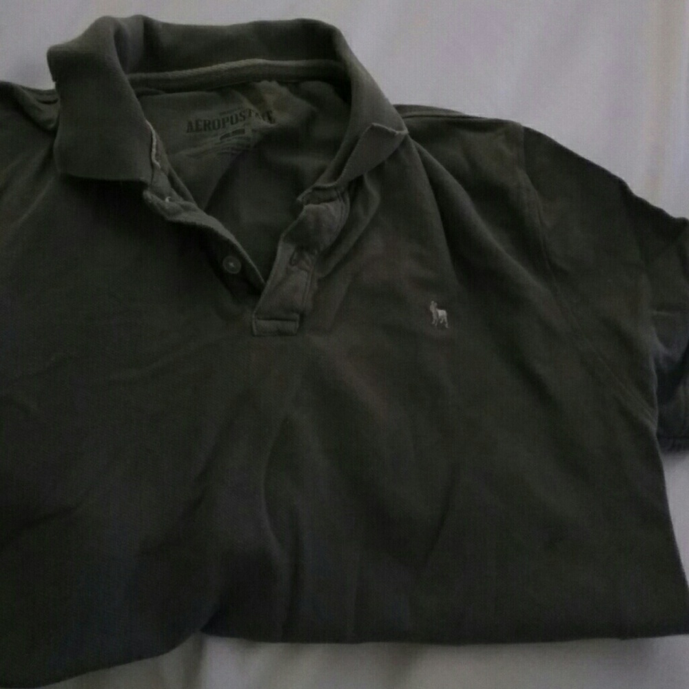 Men's olive green, short sleeved polo shirt.
