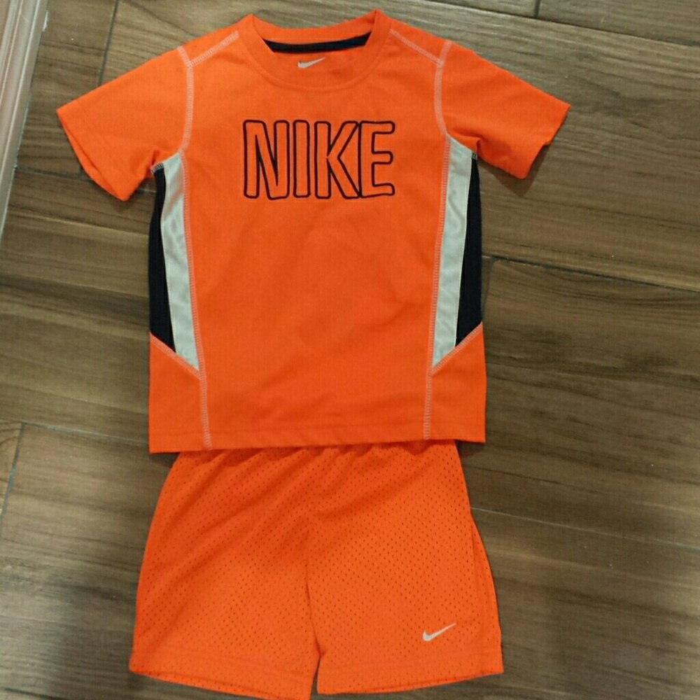 Boys size 4 Nike outfit both shirt and shorts are