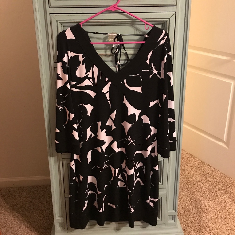 White House Black Market Double V 3/4 Sleeve Dress