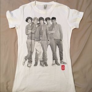 Oficial one direction shirt.