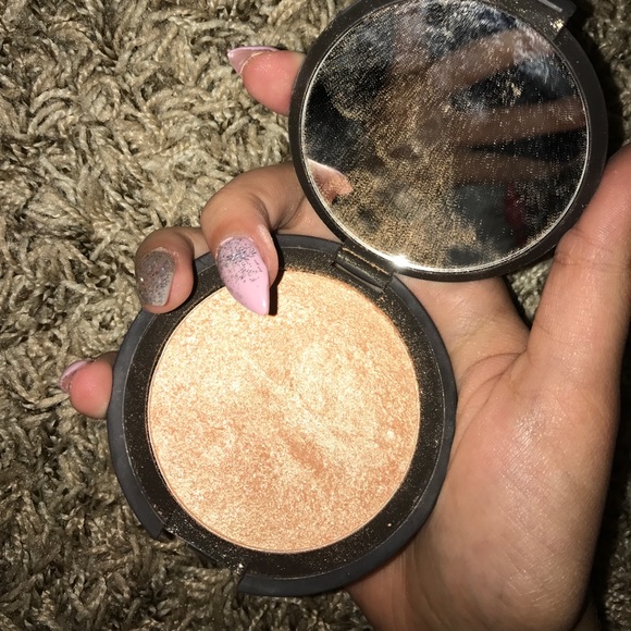 Becca champagne pop highlighter - Picture 2 of 3