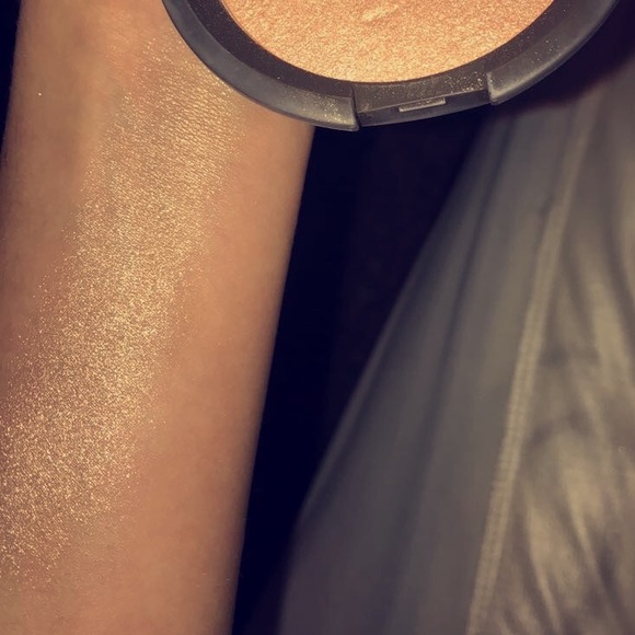 Becca champagne pop highlighter - Picture 3 of 3