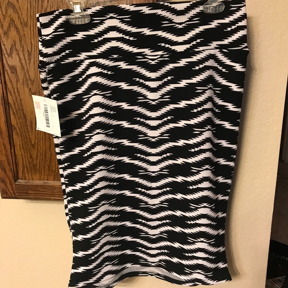 Lularoe Large Cassie NWT black & white. Never worn