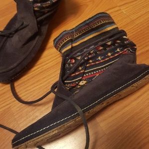 Soft southwestern pattern moccosins w/ hard sole