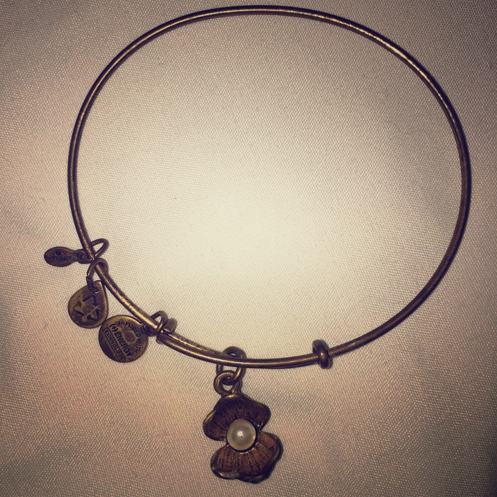 Pearl on oyster Alex and Ani
