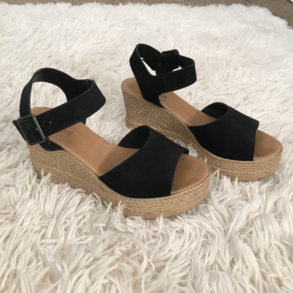 Black wedges