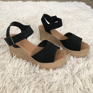 Black wedges