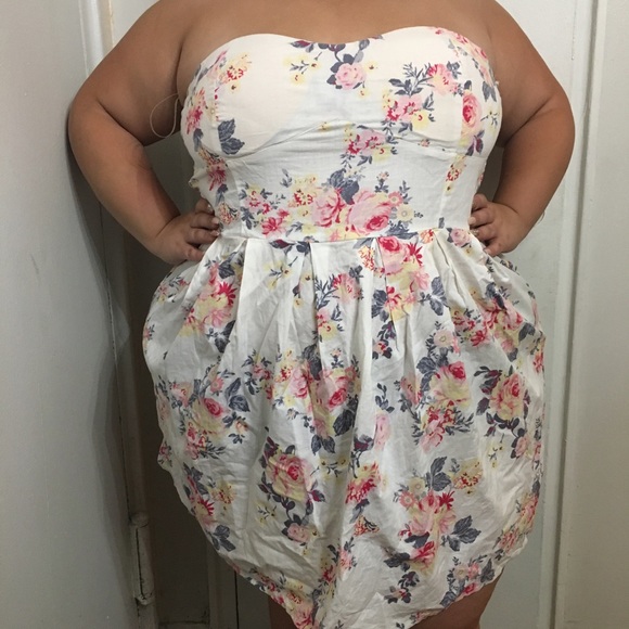 Dresses & Skirts - Floral strapless dress