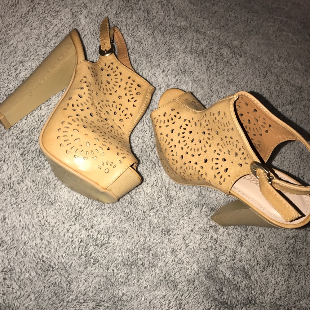 High heels - Picture 2 of 2