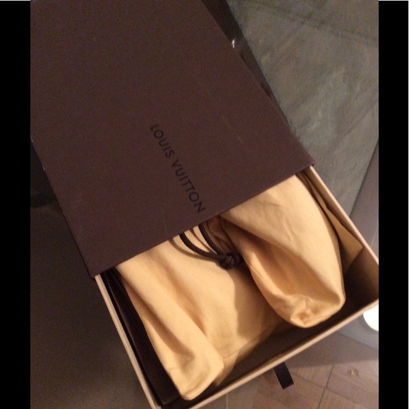 Louis Vuitton - Picture 2 of 4