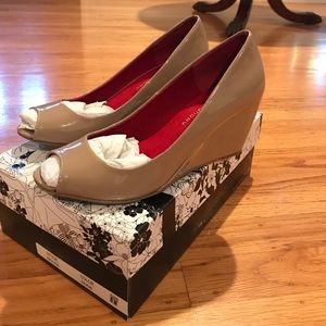 CL Laundry Nude Wedges Size 8