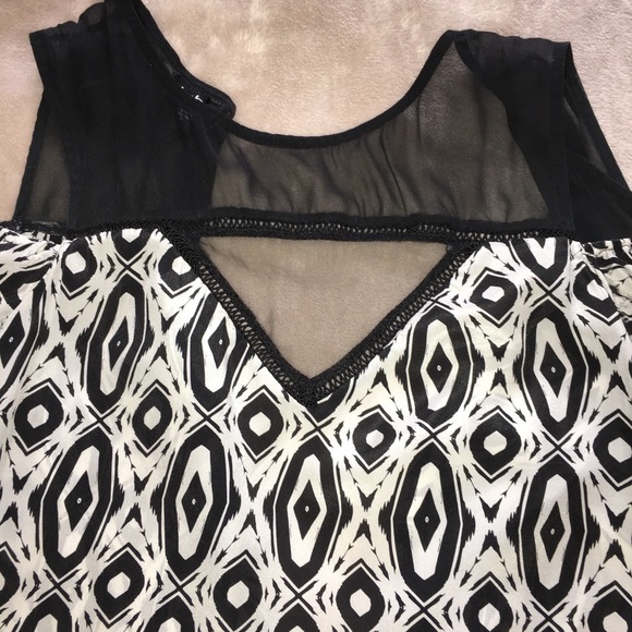 White and black printed top - Picture 3 of 4