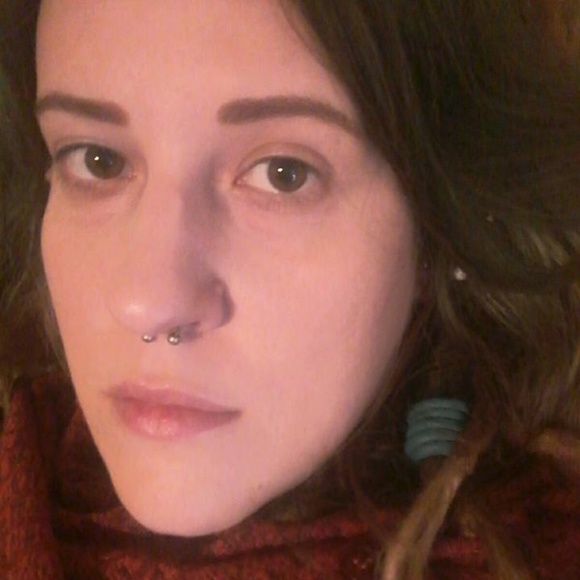 Meet your Posher, Laura - Picture 2 of 3