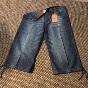 Blue Jeans above ankle style