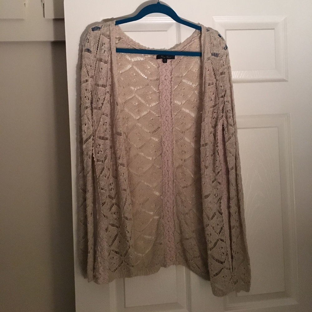 Light knit sweater with floral cutout