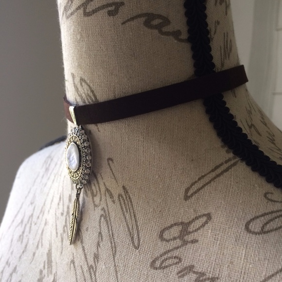 NWT Dark Brown Feather Choker - Picture 2 of 3