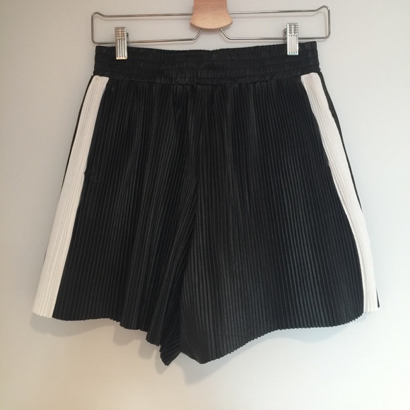 Pleated leather like shorts, sport style - Picture 1 of 2