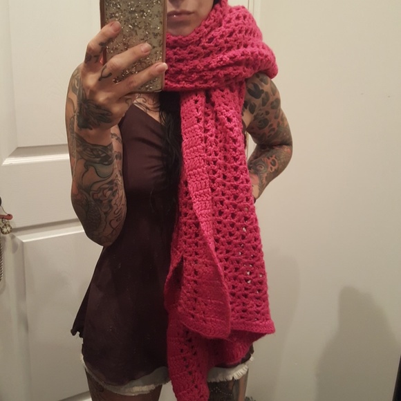 Pink knit poncho - Picture 4 of 4