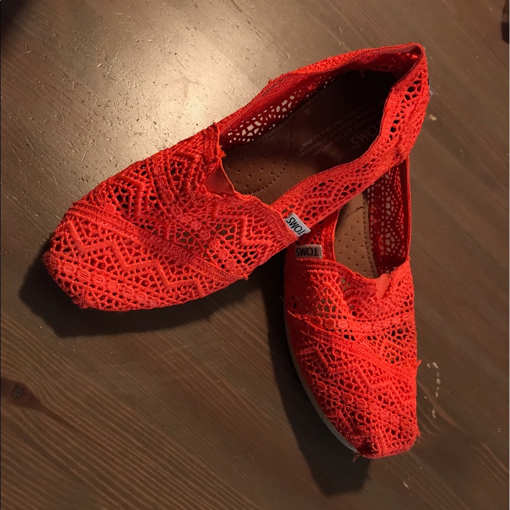 Orange crochet TOMS 7.5