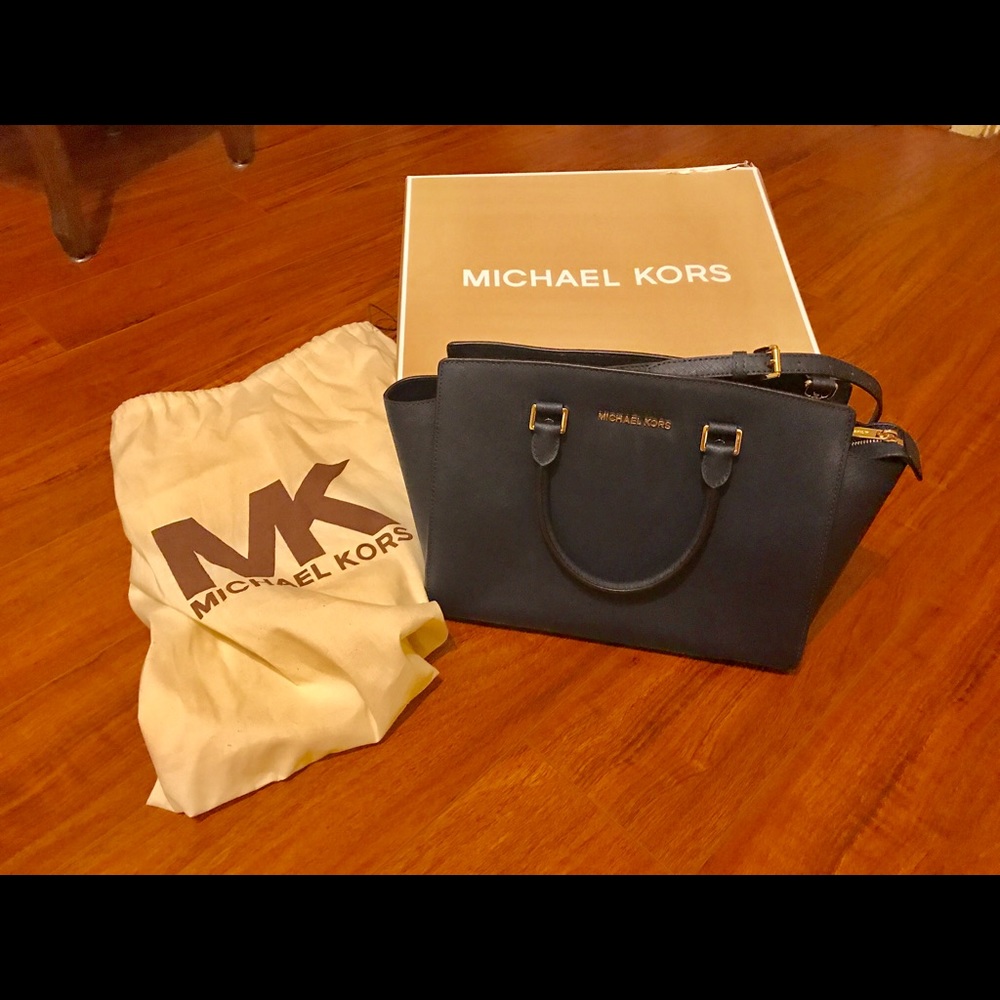 SOLD!!🎉 Michael Kors Selma Large Saffiano Leather