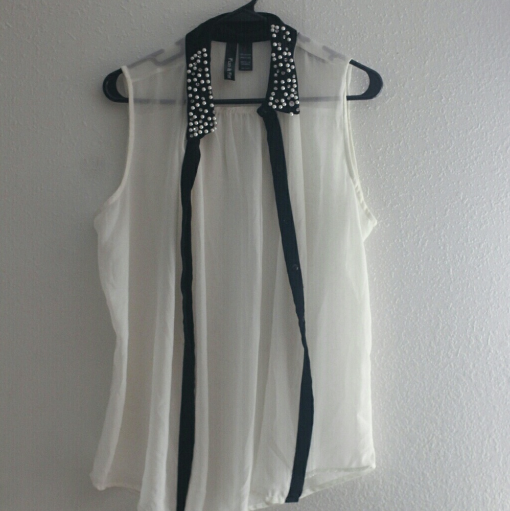 Fun & Flirt XL button up sleeveless blouse
