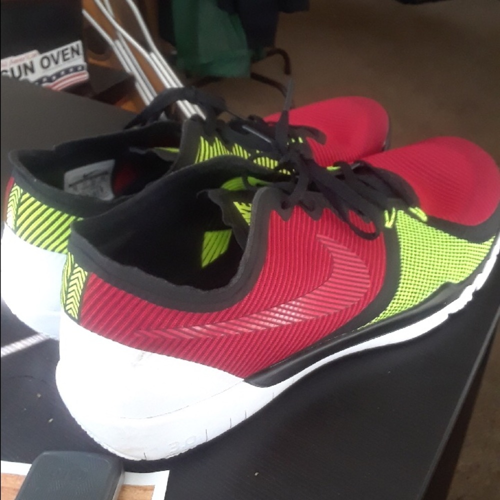 NIKE RED AND GREEN MESH MEN SIZE 12