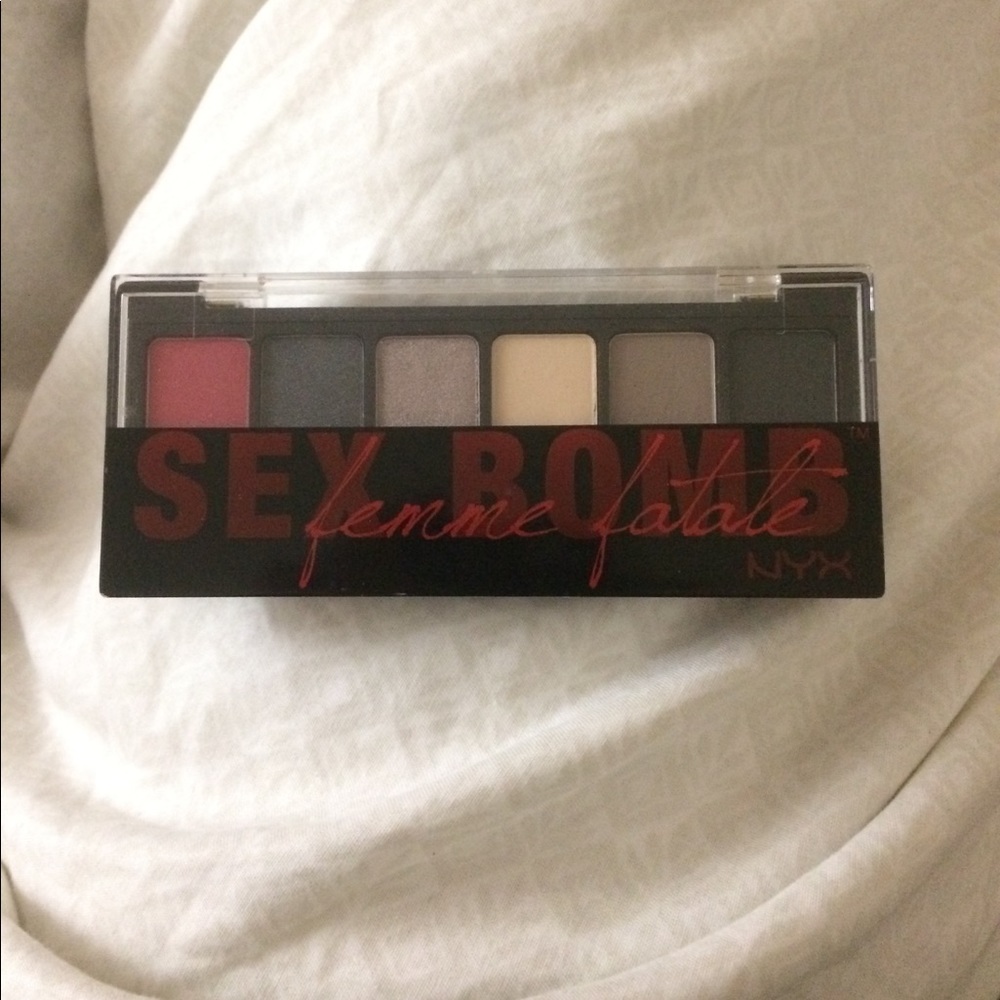 NYX Femme Fatale Sex Bomb Eye Palette