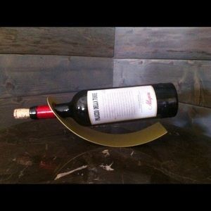 Gold tone single wine bottle holder.
