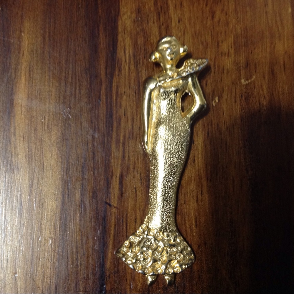 Vintage Elle gold actress pin brooch