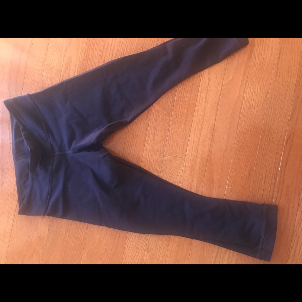 Lululemon crops size 8. Navy color