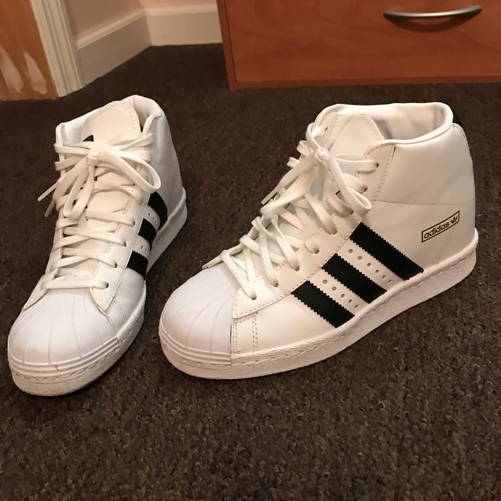 Addida's high sneaker wedges