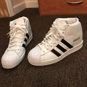 Addida's high sneaker wedges