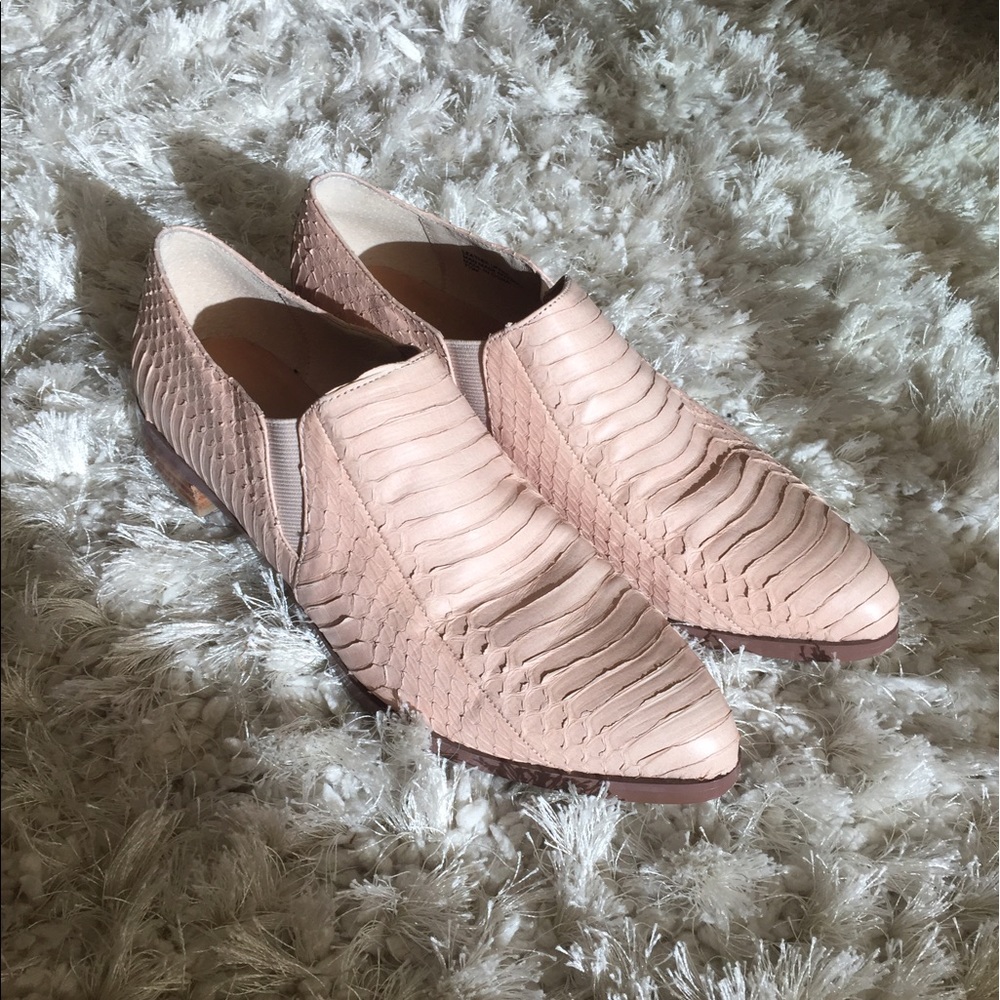 Millennial pink embossed ankle booties (S 7.5)