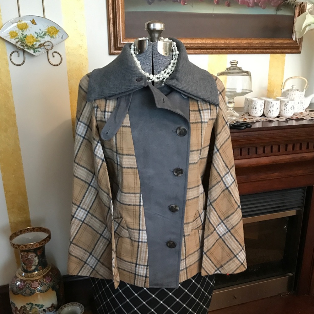 2b Rych stylish plaid cape jacket size Small