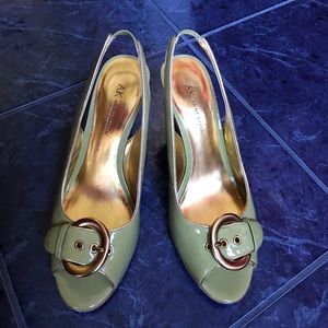 ANNE KLEIN gorgeous apple green wedge pump. US 7.5