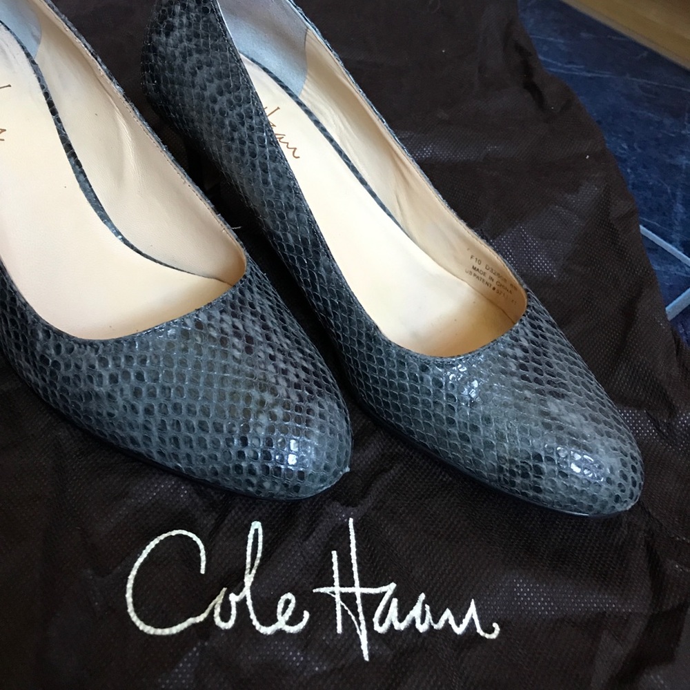 COLE HAAN Nike air gray pump. Size 8