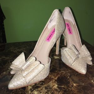 Betsy Johnson Gold high heels size 7