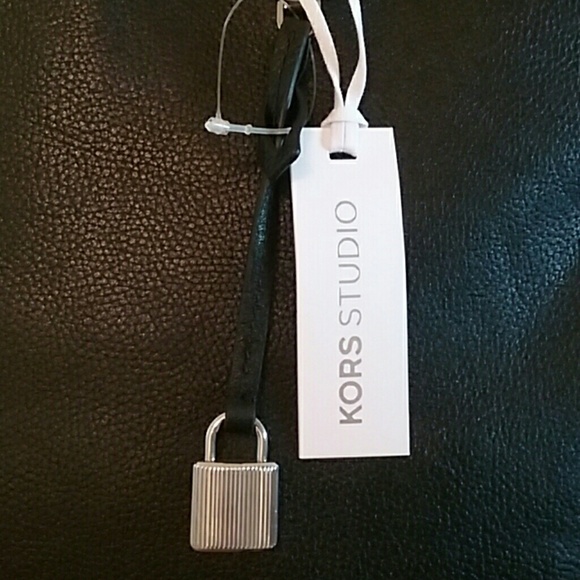 Authentic Michael Kors Mercer Tote - Picture 2 of 6