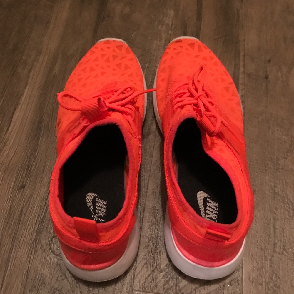 Coral Nike Juvenate