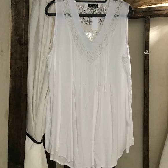 White top with lace accents - Picture 1 of 3