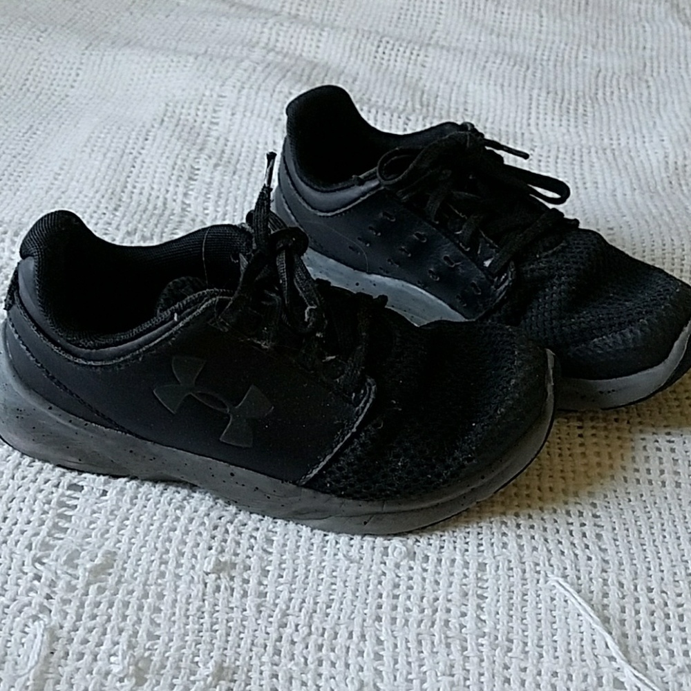 Boy's Under Armour Tennis Shoes