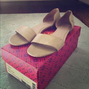 Adorable Tory Burch flat sandals!